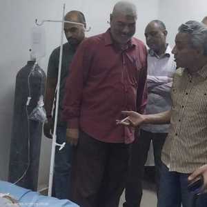 مدير الشئون الصحية في قنا يتفقد المصابين بالتسمم من البوظة