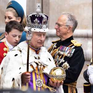 تاج سانت إدوارد على رأس تشارلز