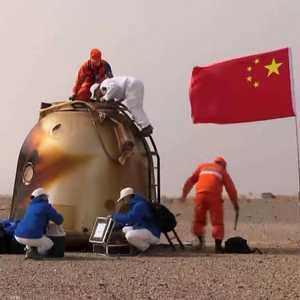 أرشيفية لرواد فضاء صينيين يعودون إلى الأرض