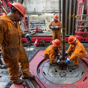 عمال في حقل نفطي