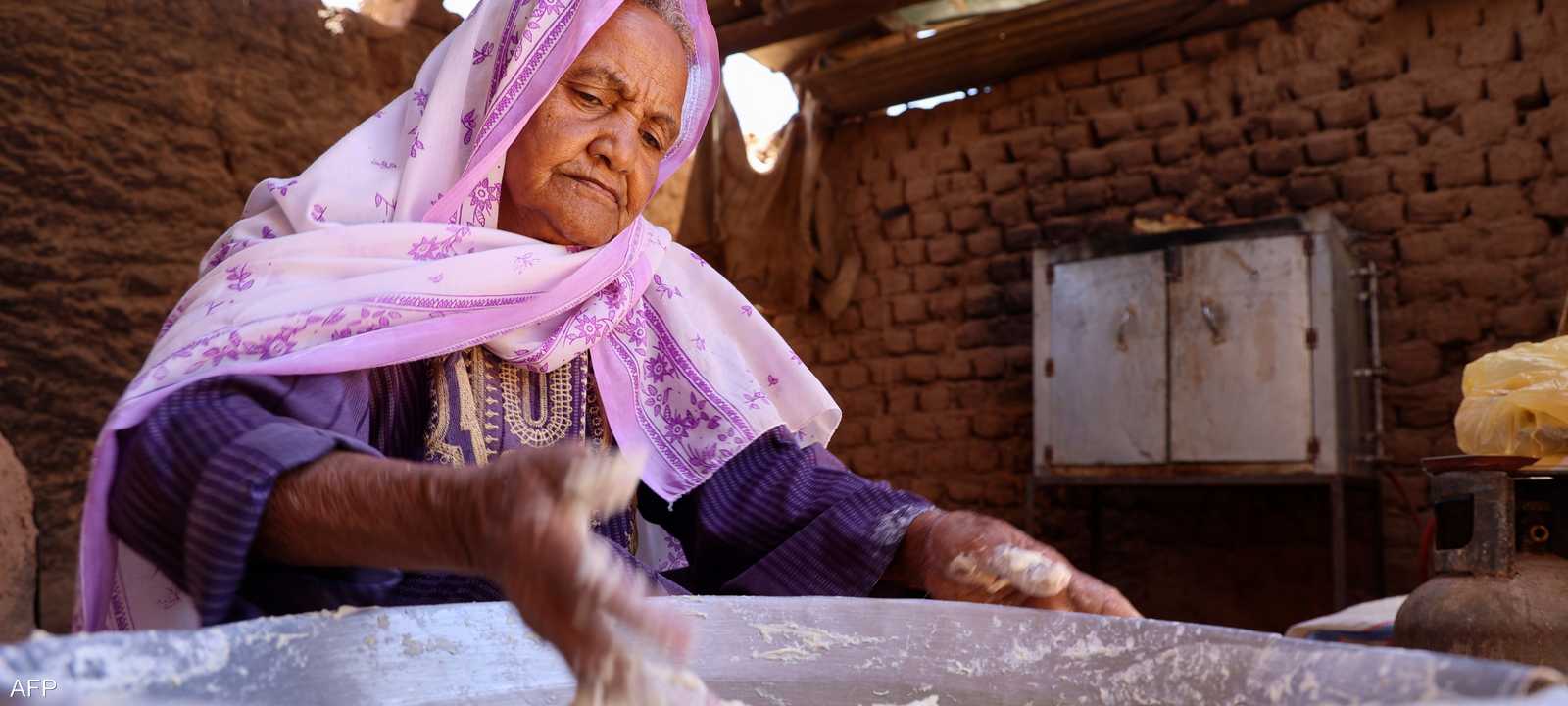 سيدة سودانية تخبز لإطعام الفارين من ويلات الحرب