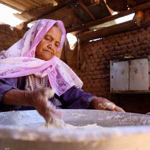 سيدة سودانية تخبز لإطعام الفارين من ويلات الحرب