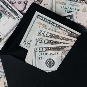 مقر البنك أو الهاتف.. ماذا تفضل لخدماتك البنكية؟