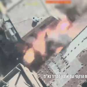 لحظة استهدافه لمنزل عائلة أبو دقة في بني سهيلا