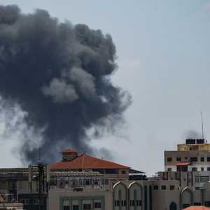 أعمدة الدخان تتصاعد بعد قصف صاروخي في مدينة غزة