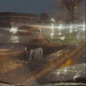 السيارة غرقت بعد انهيار الشارع بسبب السيول الغزيرة