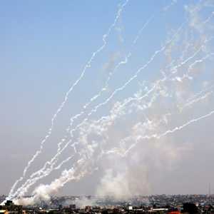 لحظة إطلاق صواريخ من قطاع غزة على إسرائيل