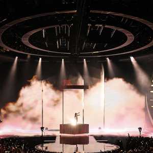 المغنية لورين تفوقت على 25 متنافسا