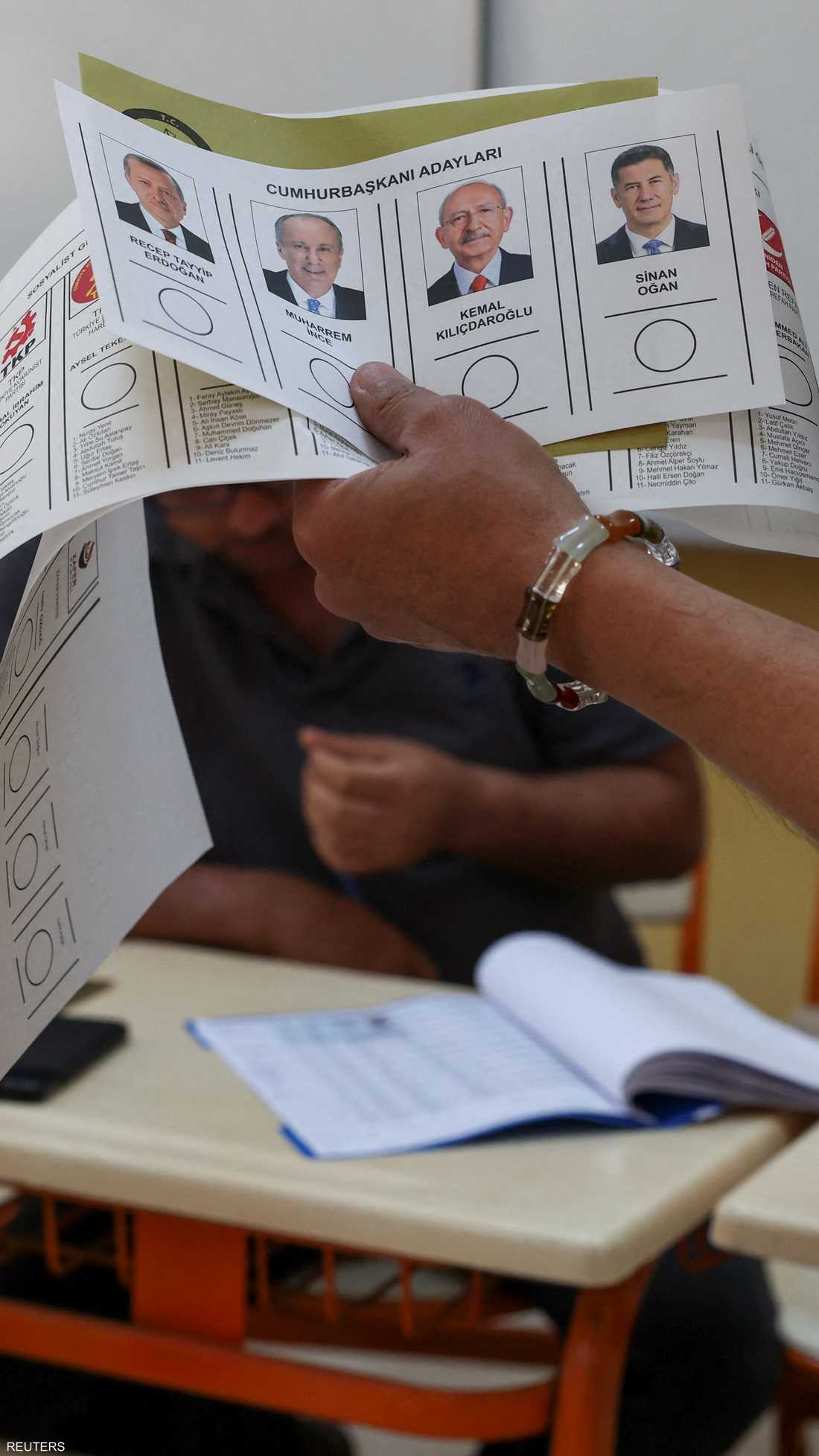 الأتراك يواصلون الإدلاء بأصواتهم في الانتخابات