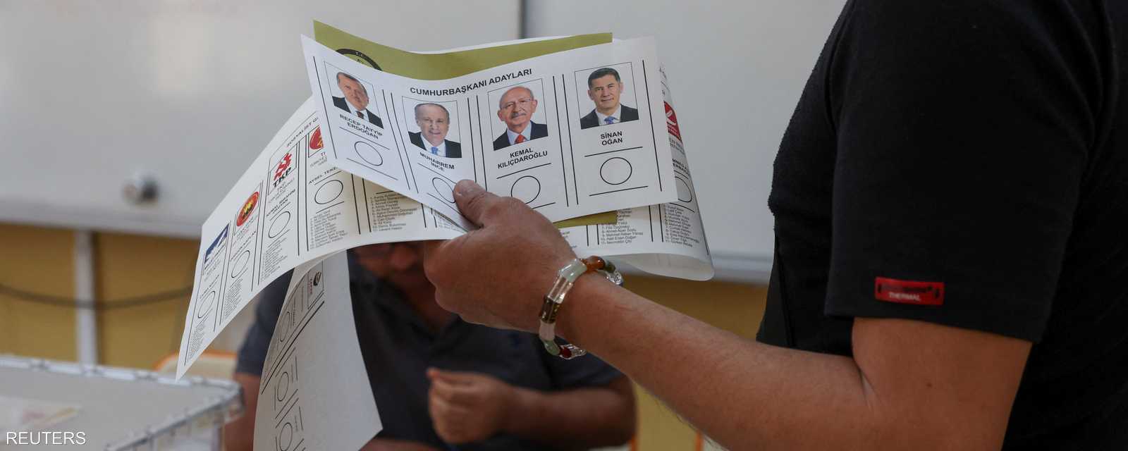 الأتراك يواصلون الإدلاء بأصواتهم في الانتخابات