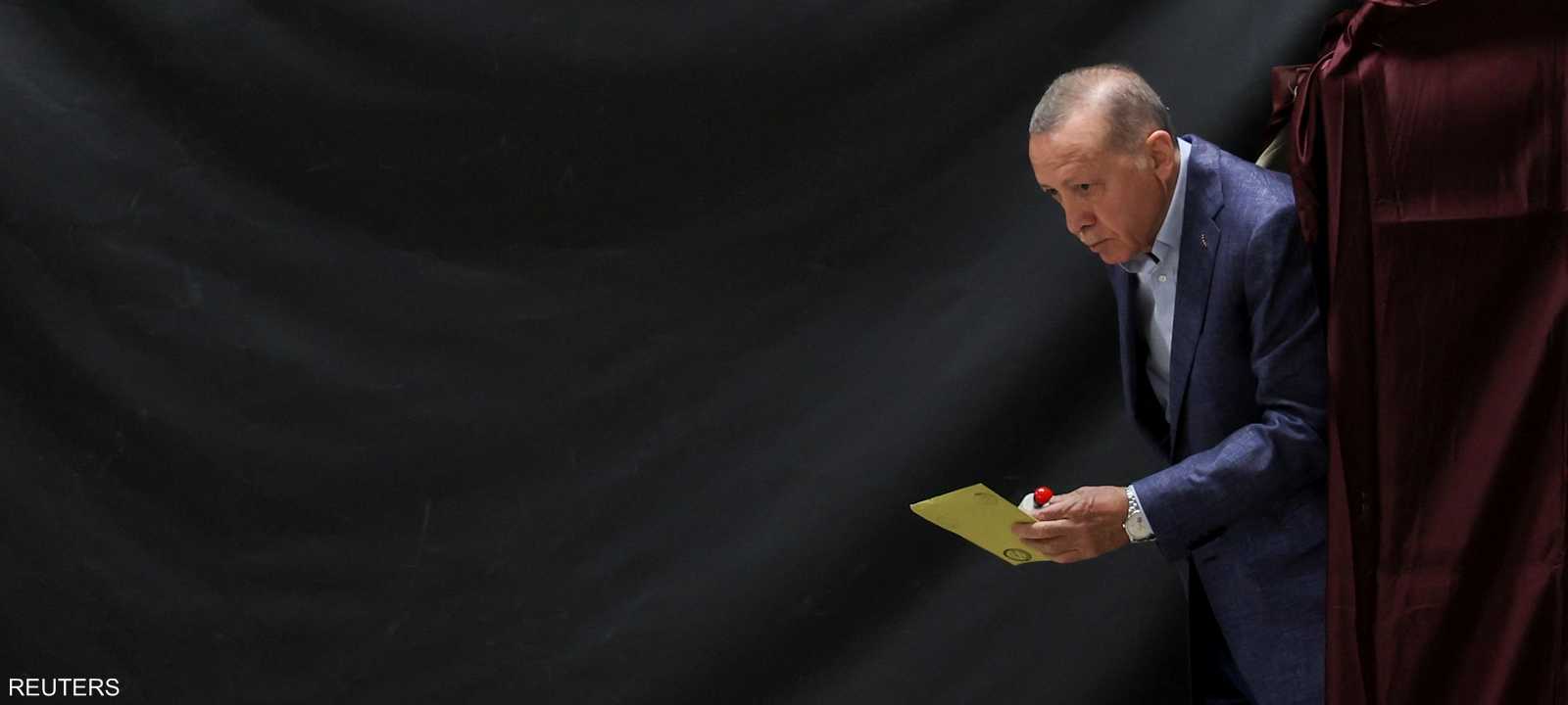 أردوغان يدلي بصوته في مركز اقتراع بإسطنبول