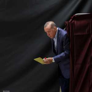 أردوغان يدلي بصوته في مركز اقتراع بإسطنبول