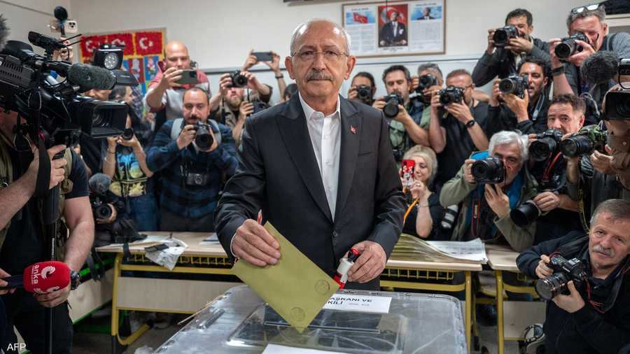 كيليتشدار أوغلو يدلي بصوته بأحد مراكز الاقتراع في أنقرة