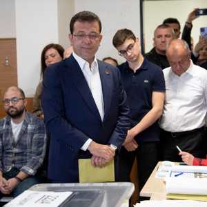 عمدة إسطنبول أكرم إمام أوغلو يدلي بصوته