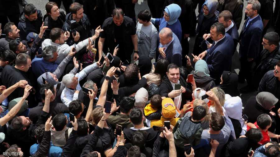 أردوغان بين أنصاره بعد الإدلاء بصوته