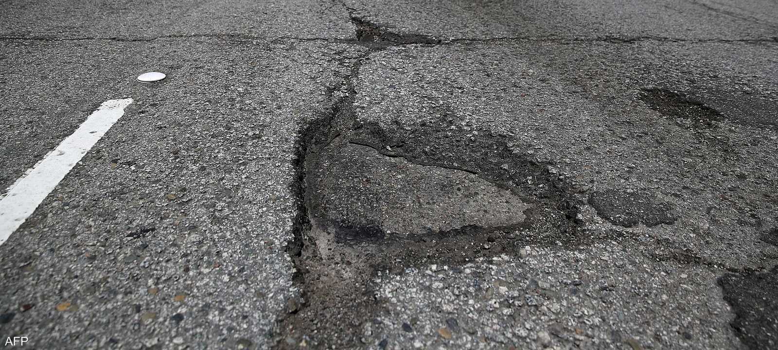 الرجل قرر إصلاح الحفرة بعد فشله بلفت نظر السلطات - أرشيفية