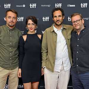 المخرج علي عباسي والممثلة زار أمير إبراهيمي (وسط الصورة)