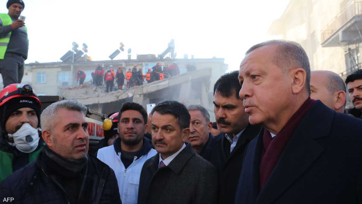 أردوغان نجا من الزلزال سياسيا بفضل وعوده وتحركه السريع