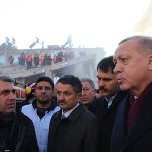 أردوغان نجا من الزلزال سياسيا بفضل وعوده وتحركه السريع