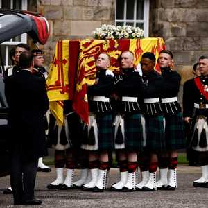 نقل تابوت الملكة إليزابيث في كاتدرائية إدنبرة