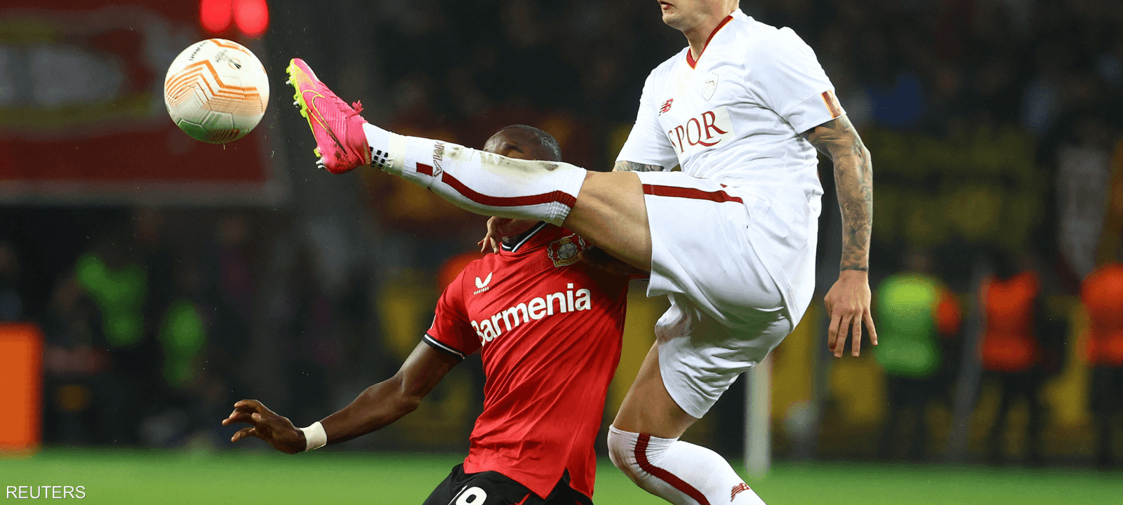موسى ديابي في مواجهة كروية مع نيكولا زالوسكي لاعب روما
