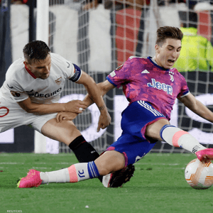 فابيو ميريتي لاعب يوفنتوس في مواجهة مع إيفان راكيتيتش