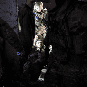 قوات أوكرانية تخلي الجرحى من باخموت