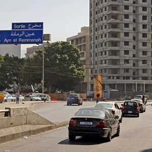 سيارات تمر عبر منطقة الطيونة في الضاحية الجنوبية - بيروت