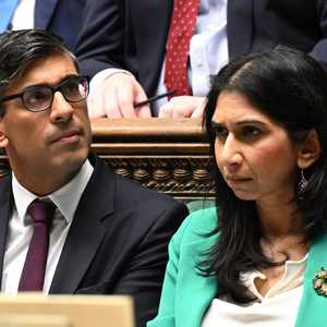 سويلا بريفرمان إلى جانب ريشي سوناك