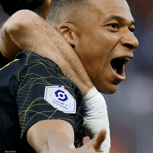 فابيان رويز يعانق مبابي احتفالا بالهدف الأول