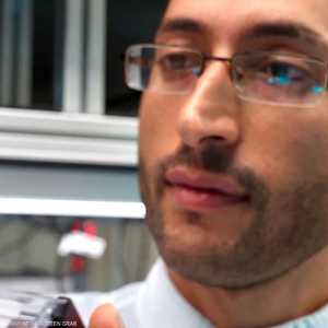 مصري يبتكر ليزر يساعد على اكتشاف الكواكب البعيدة