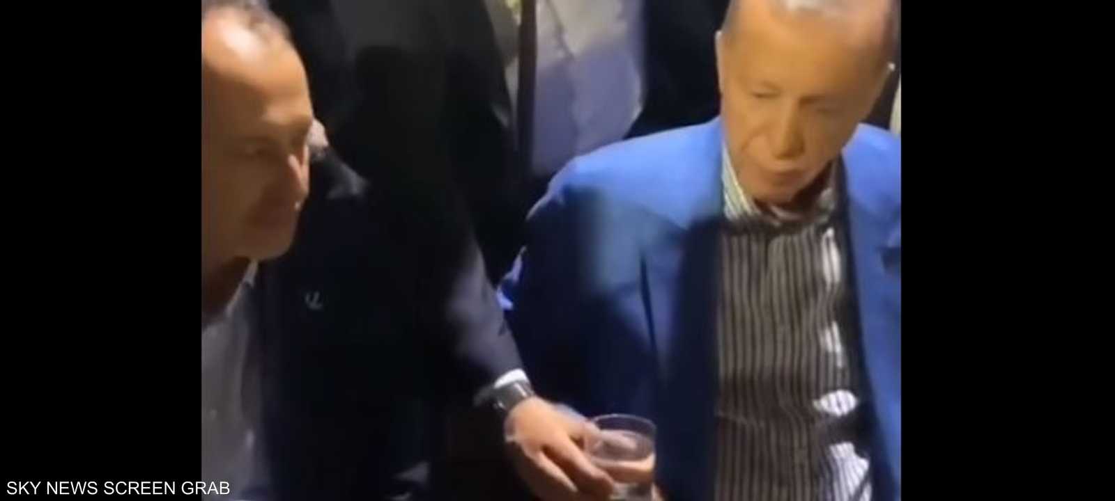 رفض أردوغان شرب الماء من يد حارسه الشخصي
