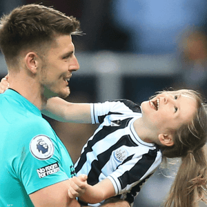 حارس نيوكاسل نك بوب يحتفل مع ابنته بعد المباراة