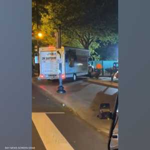 شاحنة تصطدم بحواجز أمنية قرب البيت الأبيض