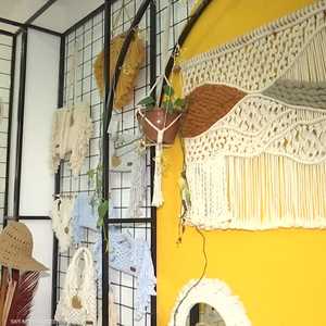 صناعة المكرميات.. فن يدوي قديم يستقطب النساء في غزة