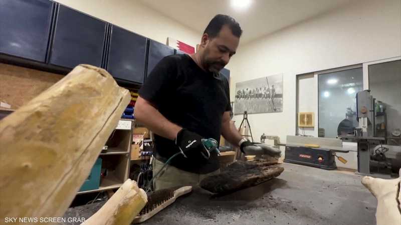 فنان بحريني يصنع قطع أثاث من خشب معاد تدويره