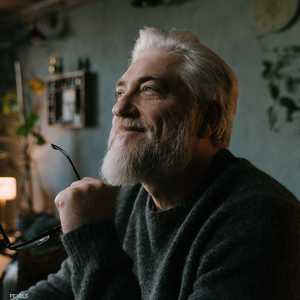 دراسة تكشف أسباب تحول الشعر إلى اللون الرمادي في سن مبكر