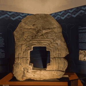 منحوتة وحش الأرض