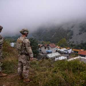 جنود للناتو بالقرب من الحدود بين كوسوفو وصربيا