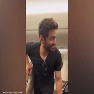 فيديو طريف لتامر حسني على متن طائرة أردنية