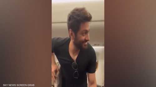 فيديو طريف لتامر حسني على متن طائرة أردنية
