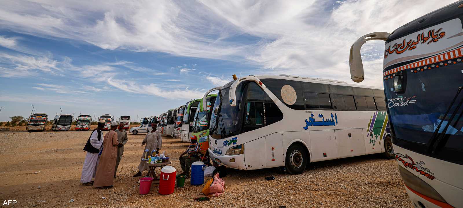 حافلات تقل لاجئين سودانيين لدى وصولها إلى مصر