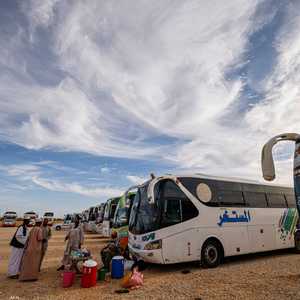 حافلات تقل لاجئين سودانيين لدى وصولها إلى مصر