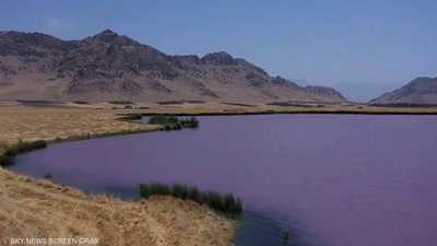 بحيرة "ملونة" تثير جدلا في العراق.. قبل كشف الأسباب
