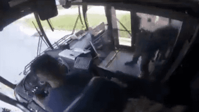 بالفيديو.. مواجهة مخيفة بالمسدسات بين راكب حافلة وسائقها