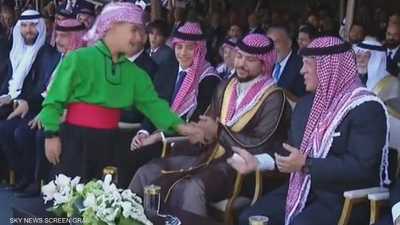 الزفاف الملكي.. الكشف عن محتوى ورقة سلمها طفل للعاهل الأردني