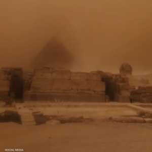 عاصفة ترابية تحجب الأهرامات
