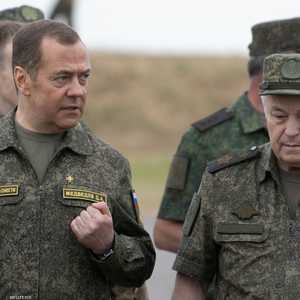 ميدفيديف بالزي العسكري