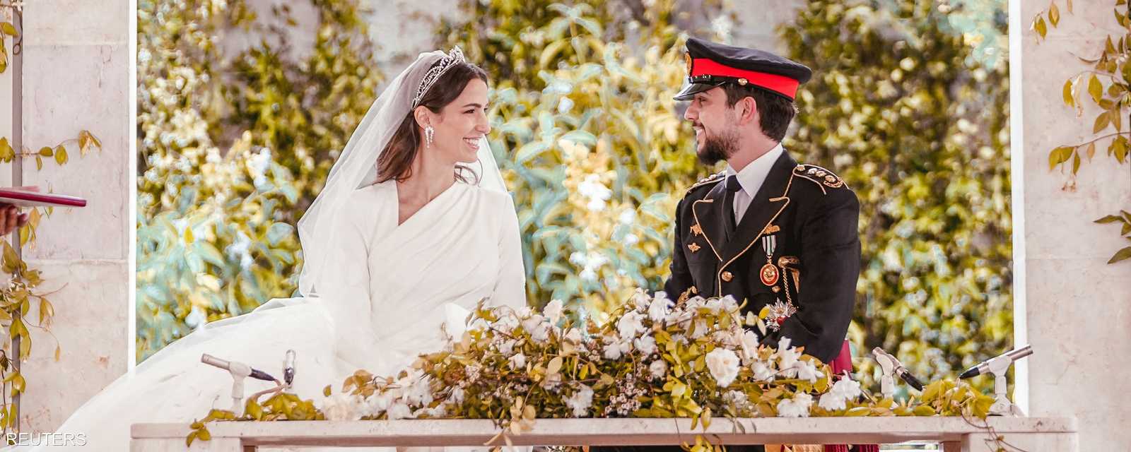 احتفل ولي عهد الأردن الأمير الحسين بن عبد الله الثاني ولي العهد الأردني بزفافه على الأميرة رجوة الحسين، اليوم الخميس، في حفل مبهر حظي بمتابعة كبيرة.