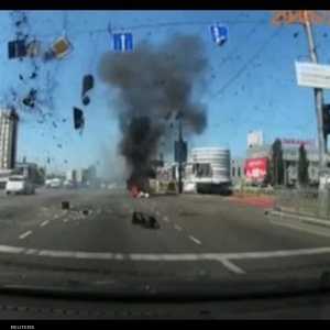 كاميرا تلفزيونية بإحدى السيارات تلتقط انفجار في كييف (أرشيف)